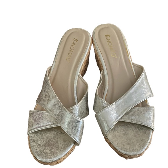 Women’s Silver wedged open toe shoe by Nomad ~ Size 9 ~ Great used condition - Picture 2 of 5